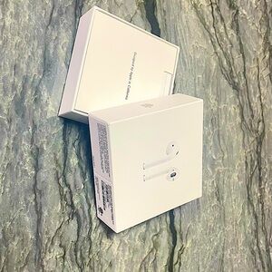 This are the AirPods 2 gen ( used like new) for 90